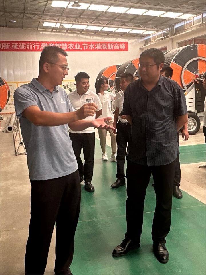 六月二十七日，臨沂市郯城縣農(nóng)業(yè)農(nóng)村局副局長(zhǎng)呂杰，帶領(lǐng)局機(jī)關(guān)高標(biāo)準(zhǔn)農(nóng)田建設(shè)負(fù)責(zé)人及施工標(biāo)段經(jīng)理，來(lái)浩坤潤(rùn)土進(jìn)行考查